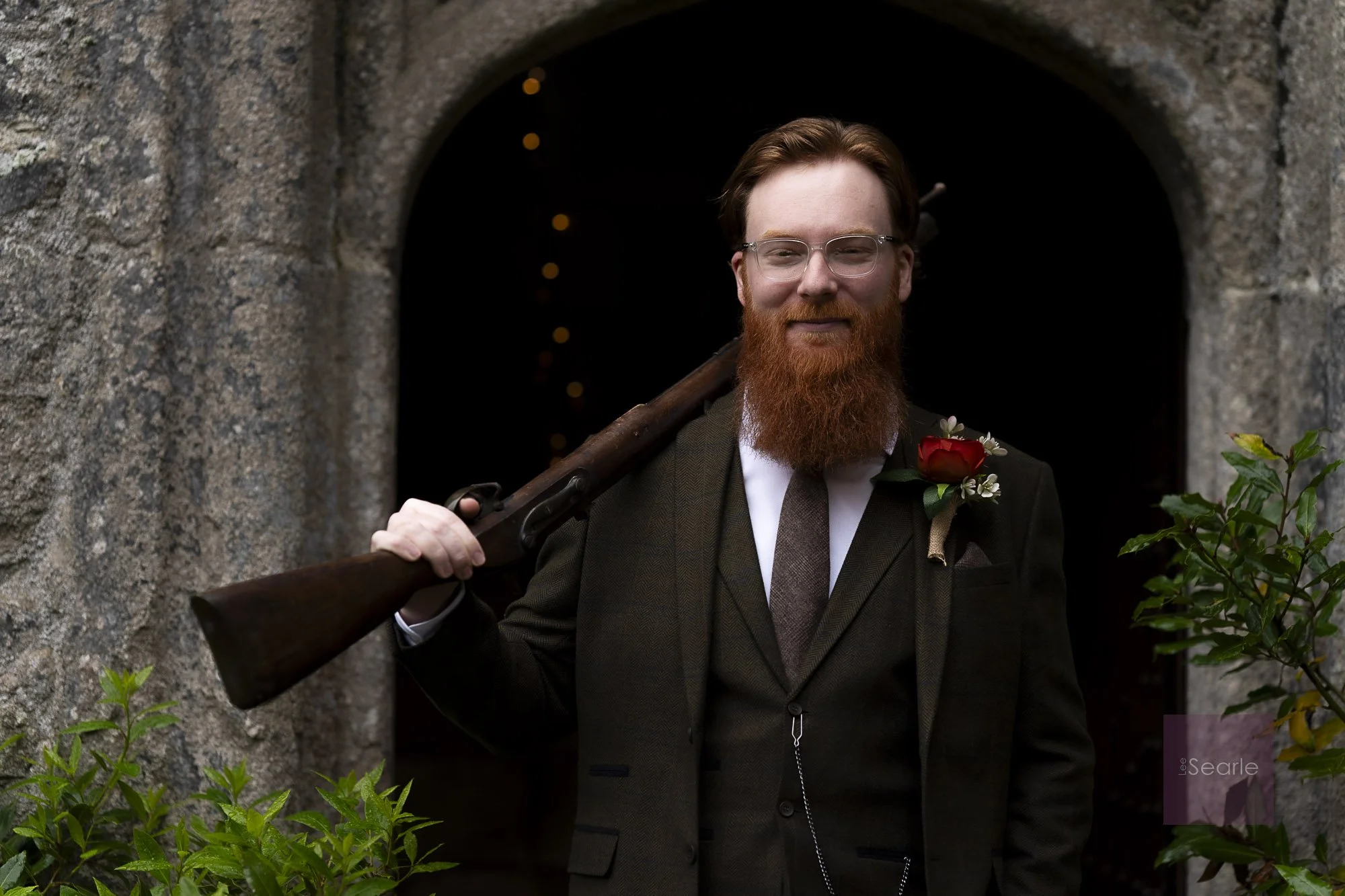 Groom with the castle musket, grinning on the steps